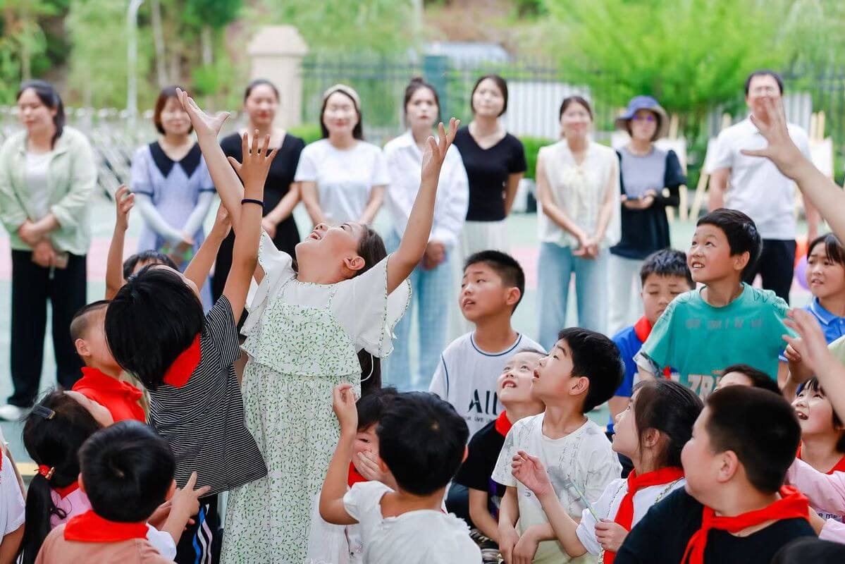 用10年守护2万名墟落孩子的梦，，，，，royal皇家88公益让善行在莞邑大地一直升腾